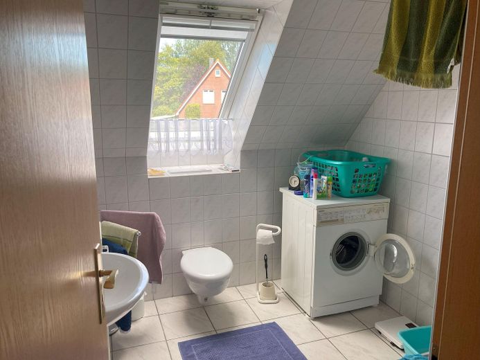 Gepflegtes Reihenhaus in ruhiger Lage zu vermieten – WC und Duschbad 1. Stock