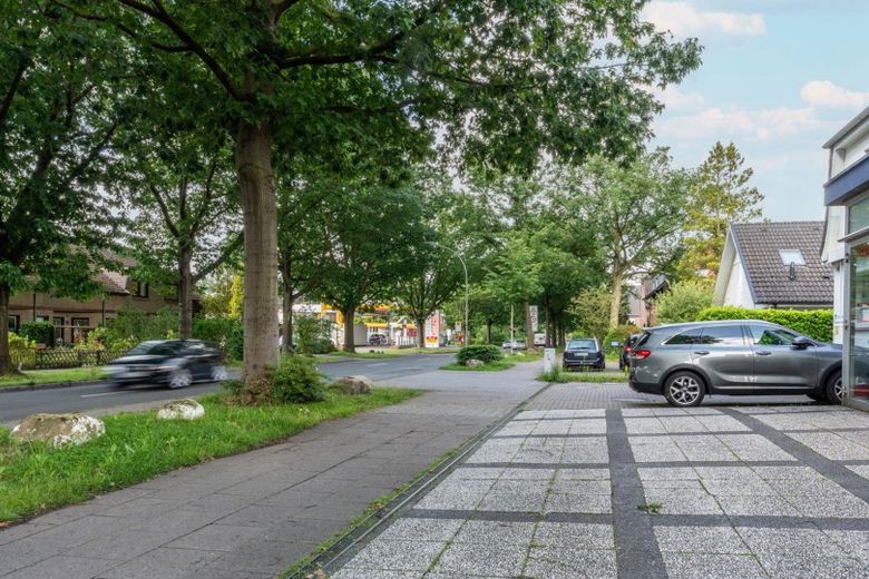 Gegenüber Shell Tankstelle