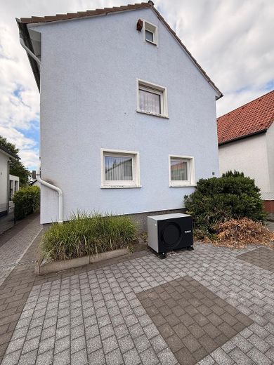 CHARMANTES EINFAMILIENHAUS MIT LICHTDURCHFLUTETEM WINTERGARTEN AUF IDYLLISCHEM GRUNDSTÜCK – Eingang