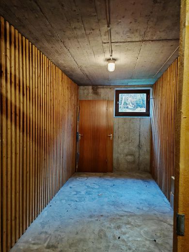 bezugsfreie und helle 3-Zi. Penthouse Wohnung in Schelmenholz – Kellerraum mit Fenster