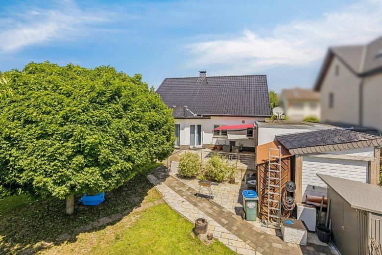 Wohnen mit Zukunft: Einfamilienhaus mit Wärmepumpe, Kamin und Effizienzklasse A+ – Außenansicht Gartenseite