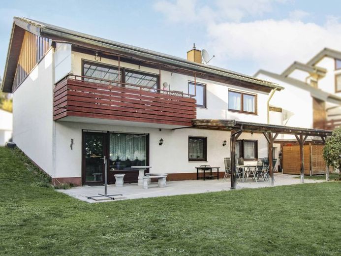 Modernisiertes Familienhaus mit Einliegerwohnung, Südgarten & PV-Anlage – Photo 1
