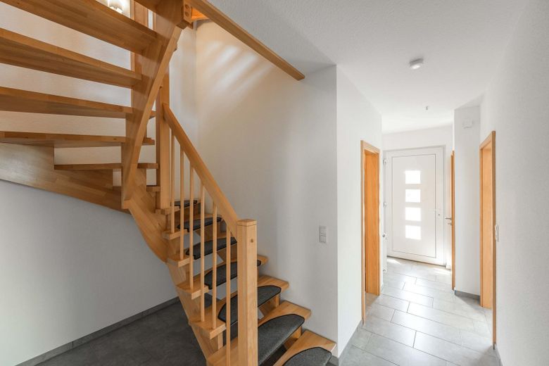 Young semi-detached house with carport in Friedrichsfehn – Flur