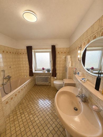 Großzügiges Wohnhaus mit ca.360 m² – Potenzial für Mehrgenerationenwohnen oder mehrere Wohneinheiten – 1. OG Vollbad