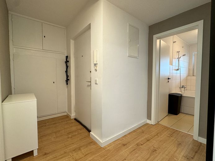 zentrale 3 Zimmer Wohnung mit Wintergarten – Flur mit Einbauschrank