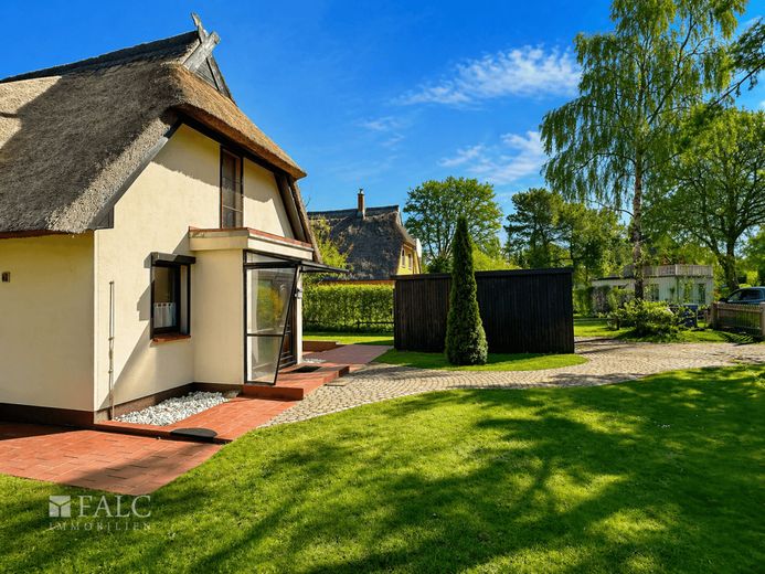 ***Erste Reihe, Reetdach, Ostsee - exklusives Ferienhaus in Ahrenshoop*** – Ansicht Eingang Carport