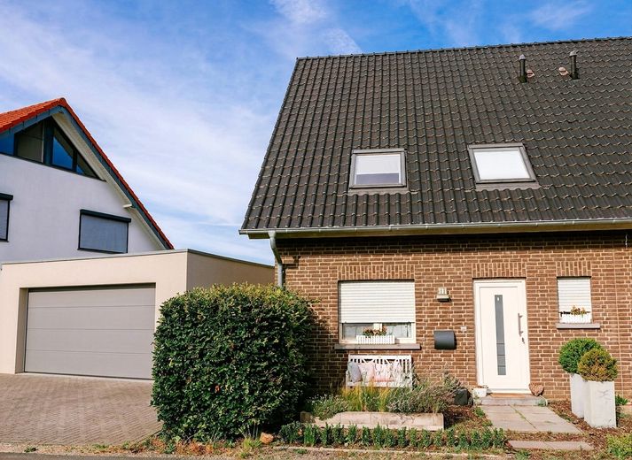 Senza commissioni! Casa bifamiliare sfalsata su più livelli, personalizzata, con garage doppio e vista panoramica! – Eingang und Doppelgarage