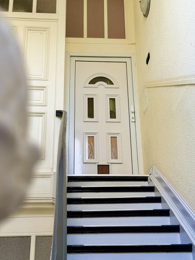 Maisonette de estilo antiguo inundada de luz, con chimenea, aire acondicionado y un ambiente residencial tranquilo – Hausflur 2. OG - Wohnungstür