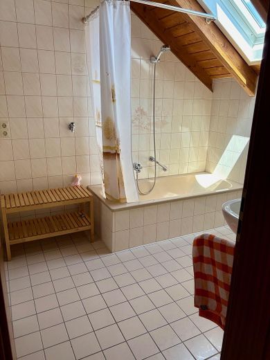 Großzügige 2-Zi.-Whg. 80qm mit EBK und Balkon (möbliert/unmöbliert) - befristet für 9 bis 18 Monate – Badezimmer