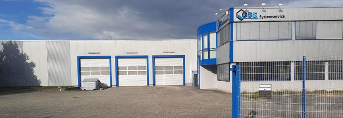 Bürogebäude mit Lagerhalle – Aussenansicht
