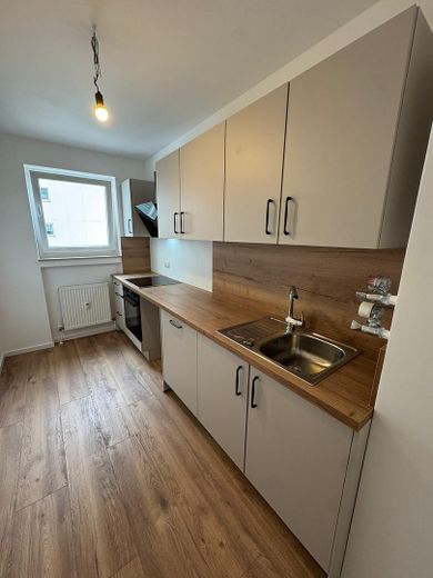 Erstbezug nach Sanierung: Helle 2,5-Zimmer-Wohnung mit Weitblick, Aufzug & TG in Heusenstamm – Neue Einbauküche