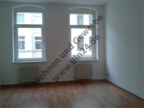 Halle - + WG tauglich 1. OG ruhig + saniert + – Zimmer rechts
