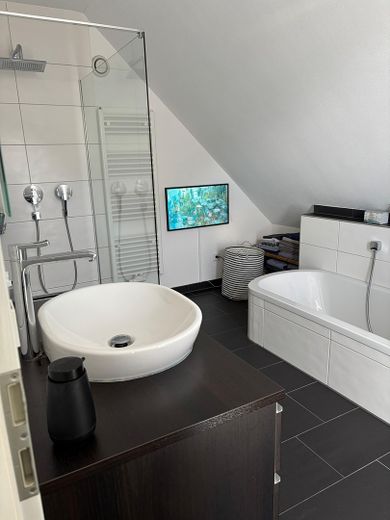 Energieeffizientes Mehrgenerationen-/Zweifamilienhaus mit Garten in ruhiger Ortsrandlage – Badezimmer 2. OG
