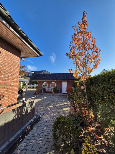 Mansarddachhaus mit Einliegerbereich zum Kauf – Blick auf die Doppelgarage 