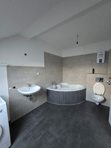WG-geeignete helle 3-Zimmer-Dachgeschoss-Wohnung, Einbauküche – Badezimmer