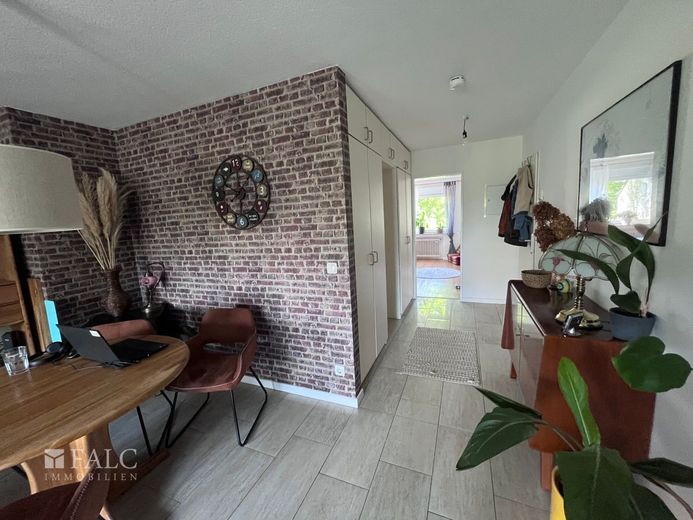 Willkommen in Ihrer modernisierten 2-Zimmer-Wohnung mit Balkon – Wohnzimmer