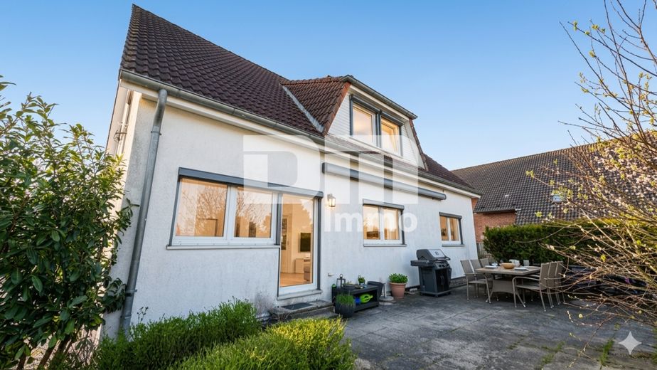 Charmantes Ein- bis Zweifamilienhaus mit großem Garten in begehrter Lage – Rückansicht / Terrasse