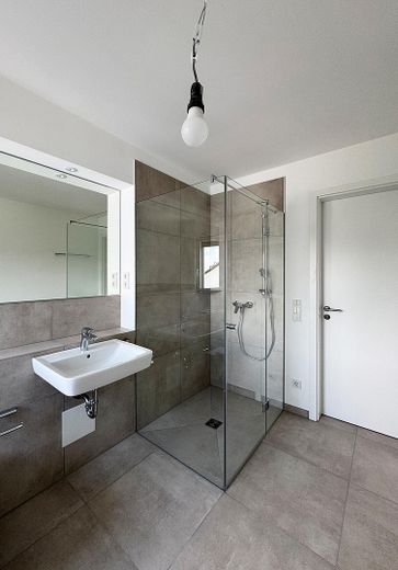 Prima locazione: moderno appartamento mansardato di 4 locali con balcone a ovest e aria condizionata a Anzing - WE07 – Tageslichtbad