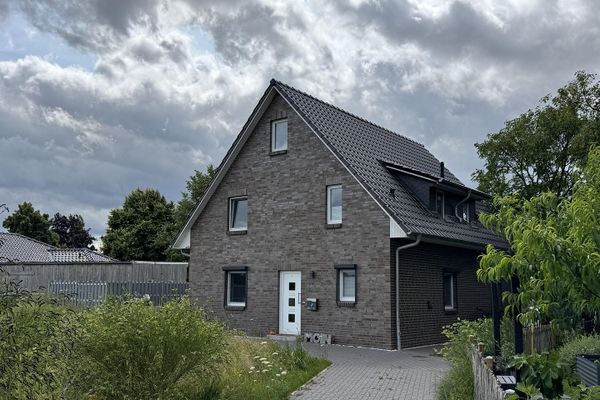 Nowoczesny dom jednorodzinny z wysokiej jakości wyposażeniem i systemem Smart Home w Groß Wesenberg
