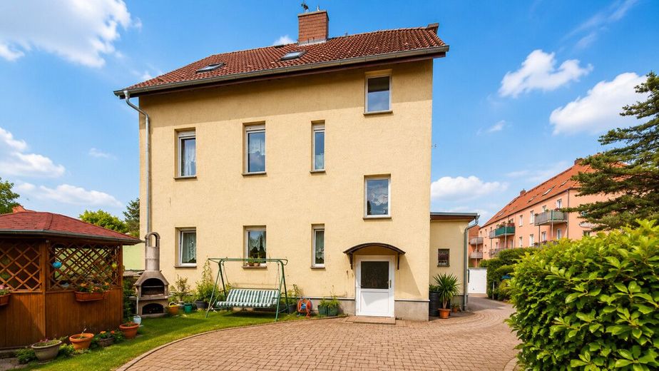 Reserviert | PROVISIONSFREI | Attraktives Zweifamilienhaus mit zusätzlicher Wohneinheit – Bild 2