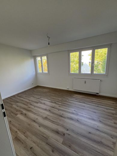 Frisch renovierte 2-Zimmer-Wohnung mit neuer Einbauküche und Balkon in Sendling-Westpark – Schlafzimmer
