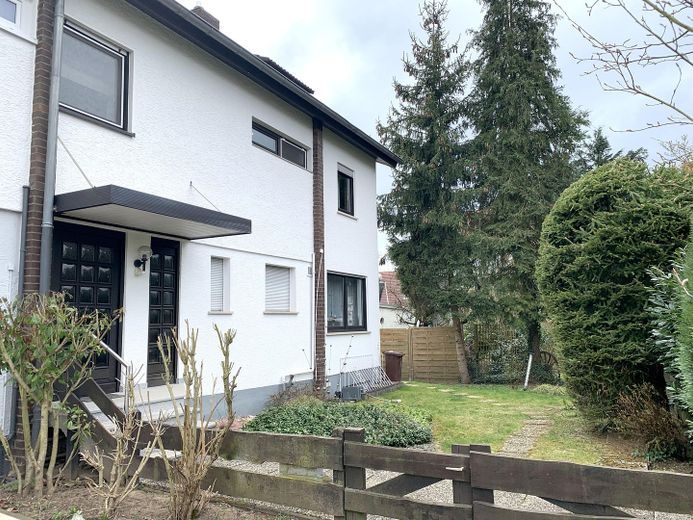 Reiheneckhaus 182 m² im Musikerviertel Hanau mit Garten, provisionsfrei – Frontseite