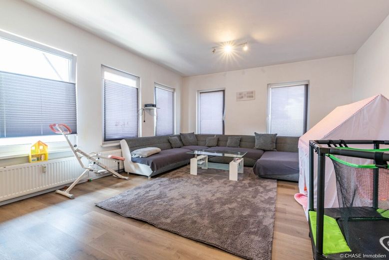 Renditestarkes Mehrfamilienhaus in Blomberg mit TOP-Faktor - zentral, solide und vollvermietet! – OG Rechts - Wohnzimmer Ansicht 2