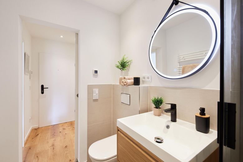 Top renoviertes und vollständig eingerichtetes Apartment in bester Schwabinger Lage - provisionsfrei – Bad