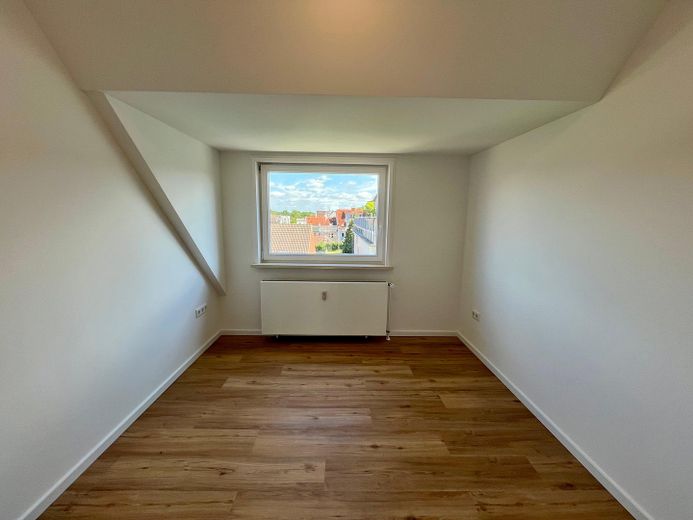 Provisionsfrei: 4-Zimmer-Dachgeschosswohnung mit Südbalkon & Garagenstellplatz in Schwachhausen – Büro/Kinderzimmer