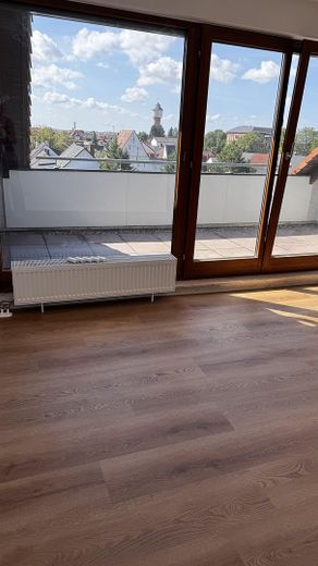 Erstbezug nach Renovierung: Moderne 2ZKB mit großer Dachloggia, EBK und Stellplatz – Wohnzimmer