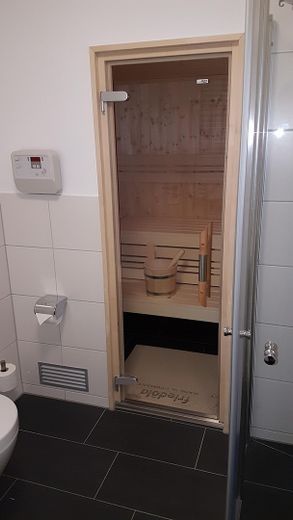 Pier 13 | 98 m² vista sul Mar Baltico, sauna e camino | senza commissioni – Duschbad mit Sauna