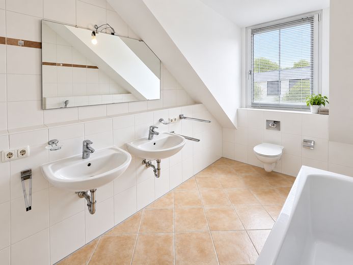 Schöne DG-Wohnung mit Einbauküche im Herzen Haar's – Badezimmer