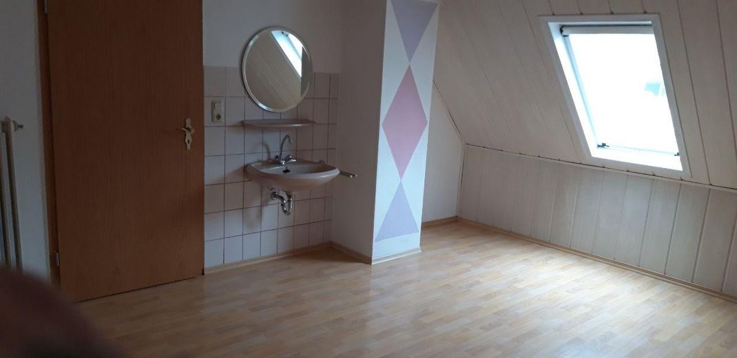 Zimmer mit Waschbecken im OG