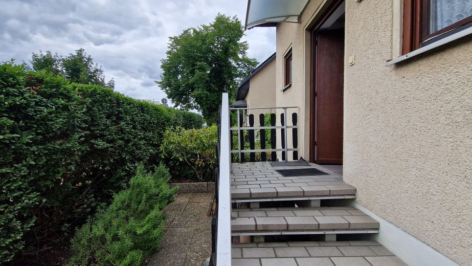 Casa a schiera di testa con camino e moderno impianto di riscaldamento ibrido a gas a Berlino-Rudow – Hauseingang