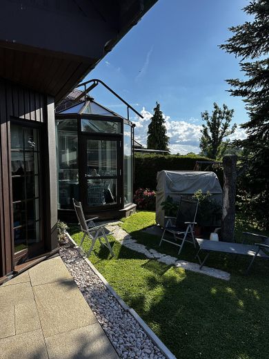 Gepflegtes Einfamilienhaus mit Weitblick und Pool in Kollau – Wintergarten