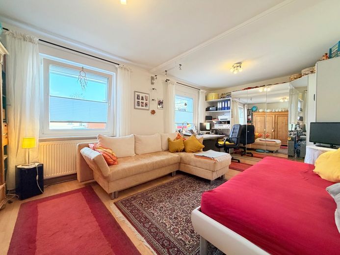 Renoviertes Einfamilienhaus mit Balkon, Carport und flexiblen Nutzungsmöglichkeiten – Zimmer