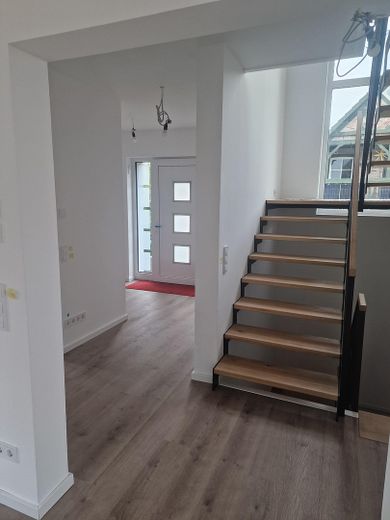 Erstbezug in Zepernick – Provisionsfreie KfW-40-EE Stadtvilla auf über 1.000 m² Grundstück – EG Flur Diele Treppe Nordblick
