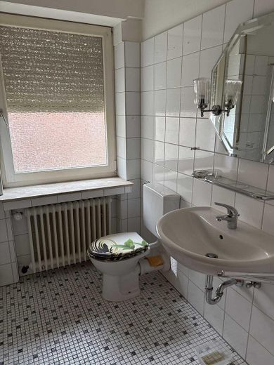 Bezahlbar wohnen: Renovierungsbedürftiges Haus im Erbbaurecht mit Potenzial – EG Bad - WC+Waschtisch