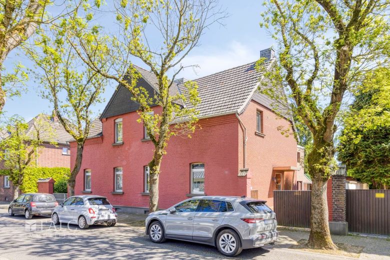 Doppelhaushälfte mit viel Potenzial in Kaarst - ideal für Handwerker &amp; kreative Köpfe – Außenansicht.