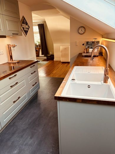 Außergewöhnliche Dachgeschosswohnung (135 m²) in historischer Villa in Aumühle – Küche mit Quooker