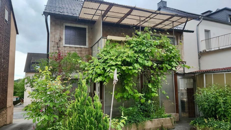 Menden: Flexibler Altbau mit reichlich Platz und vielen Optionen! – Rückansicht mit Balkon