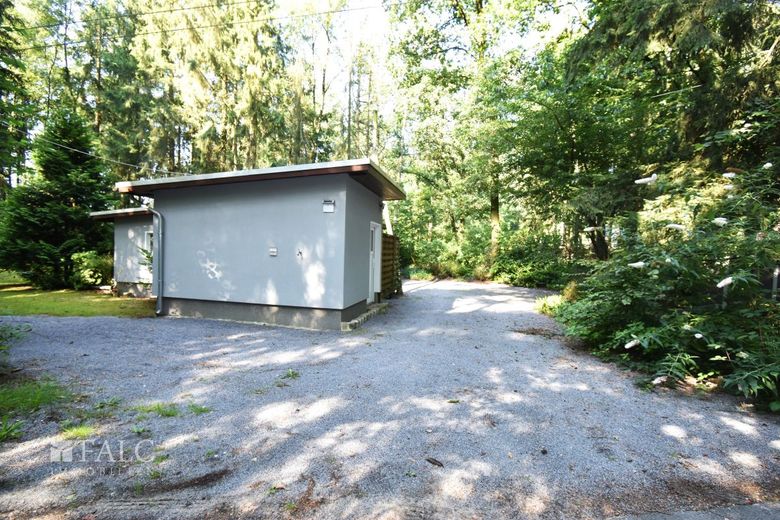RESERVIERT!! Saniertes Wochenendhaus im Wald – Seitenansicht
