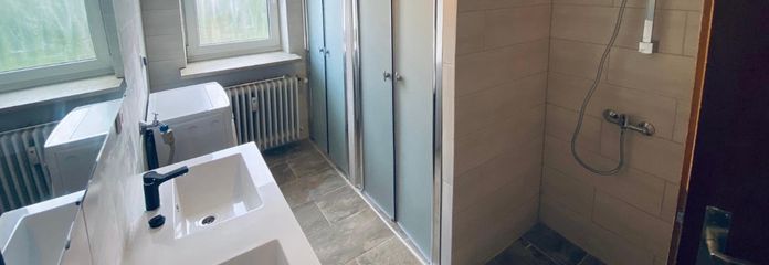 Bad mit Duschkabinen