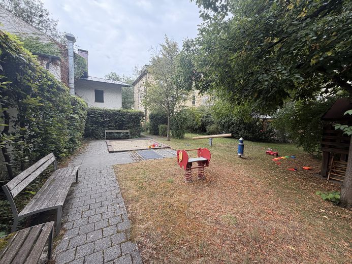 Helle 3 Zimmer ETW München-Berg am Laim, moebliert, provisionsfrei – Bild Anwohnerkinderspielplatz