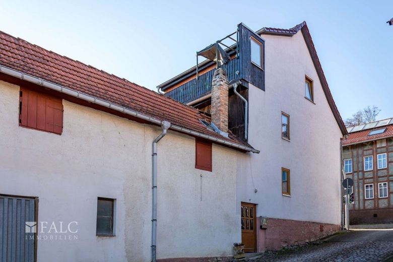 Wohnhaus mit 3 WE + Zimmervermietung – Seitlich. Eingang