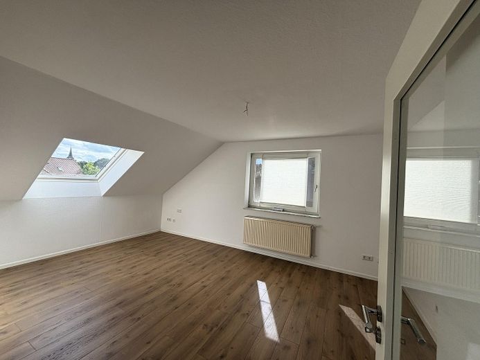 Appartamento mansardato di 3 locali appena ristrutturato con giardino condominiale e posto auto a Horstmar – Wohnzimmer