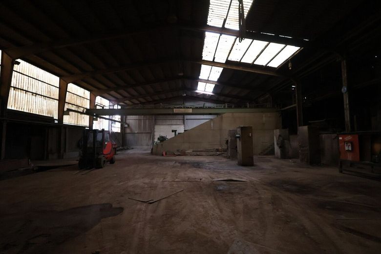 Seltene Gelegenheit: Großes Gewerbeareal mit Halle, Büro und Freifläche (Abriss inkl.) – Halle