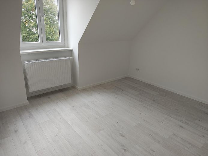 Première occupation après rénovation ! Appartement de 3 pièces avec balcon, dans un très bon emplacement central – Zimmer 2
