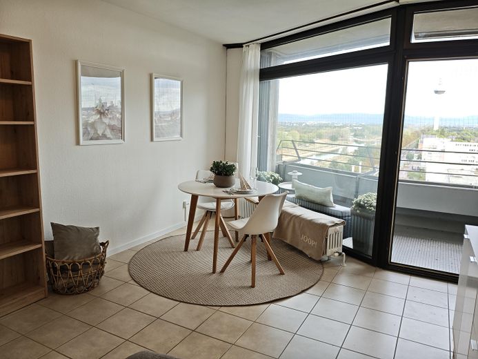 Stilvolles Wohnen mit Panoramablick – Frisch renoviert & komplett neu möbliert – Wohnzimmer mit Essecke
