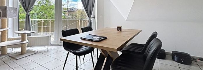 +5PLUS+ HEIMAT FINDEN: GEPFLEGTE DACHGESCHOWWOHNUNG MIT SONNENBALKON IM HERZEN VON INDEN / ALTDORF +